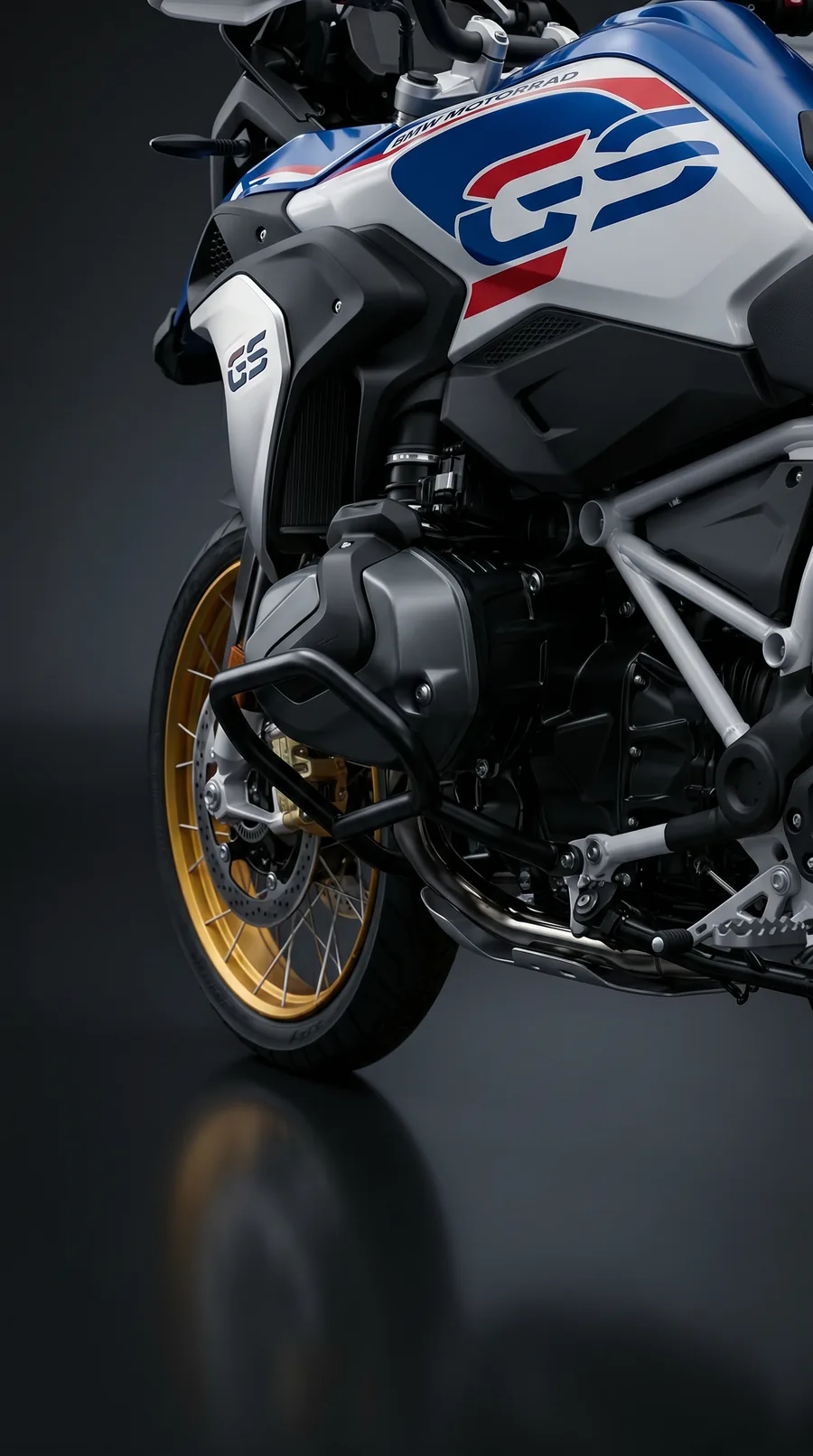 BMW R 1300 GS Trophy boxermotor és arany küllős kerék, oldalról