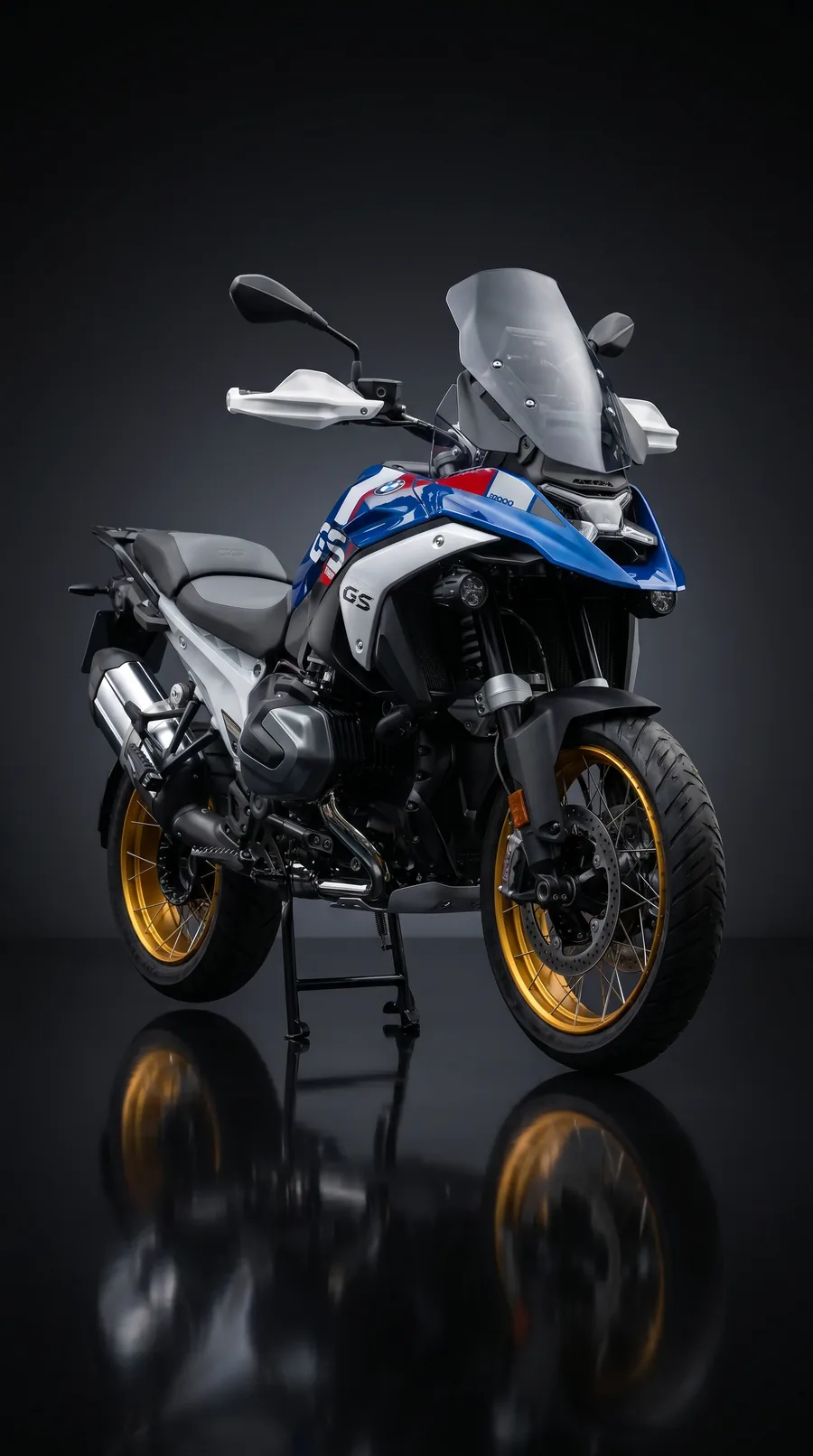 BMW R 1300 GS Trophy (#999) teljes stúdiókép, arany küllős kerék