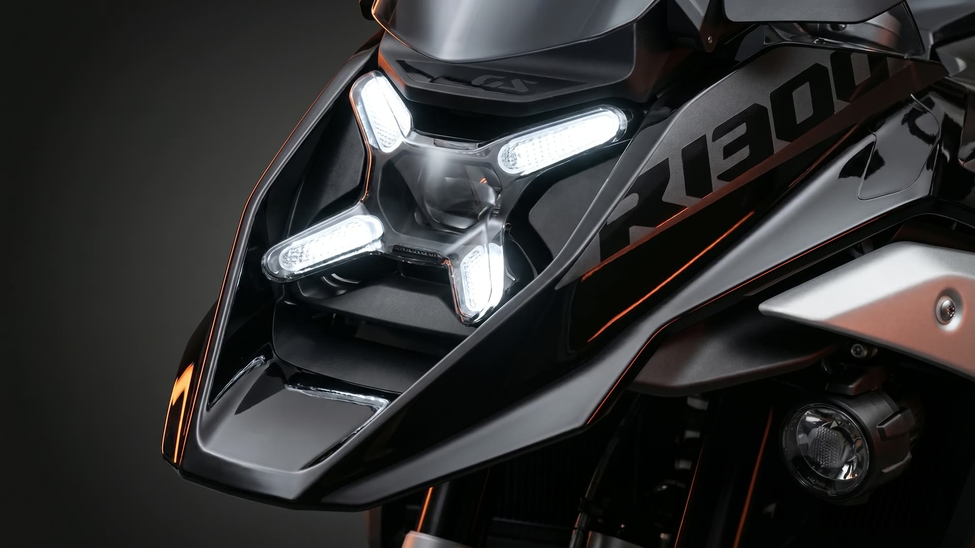 BMW R 1300 GS technikai bemutató film — stúdió