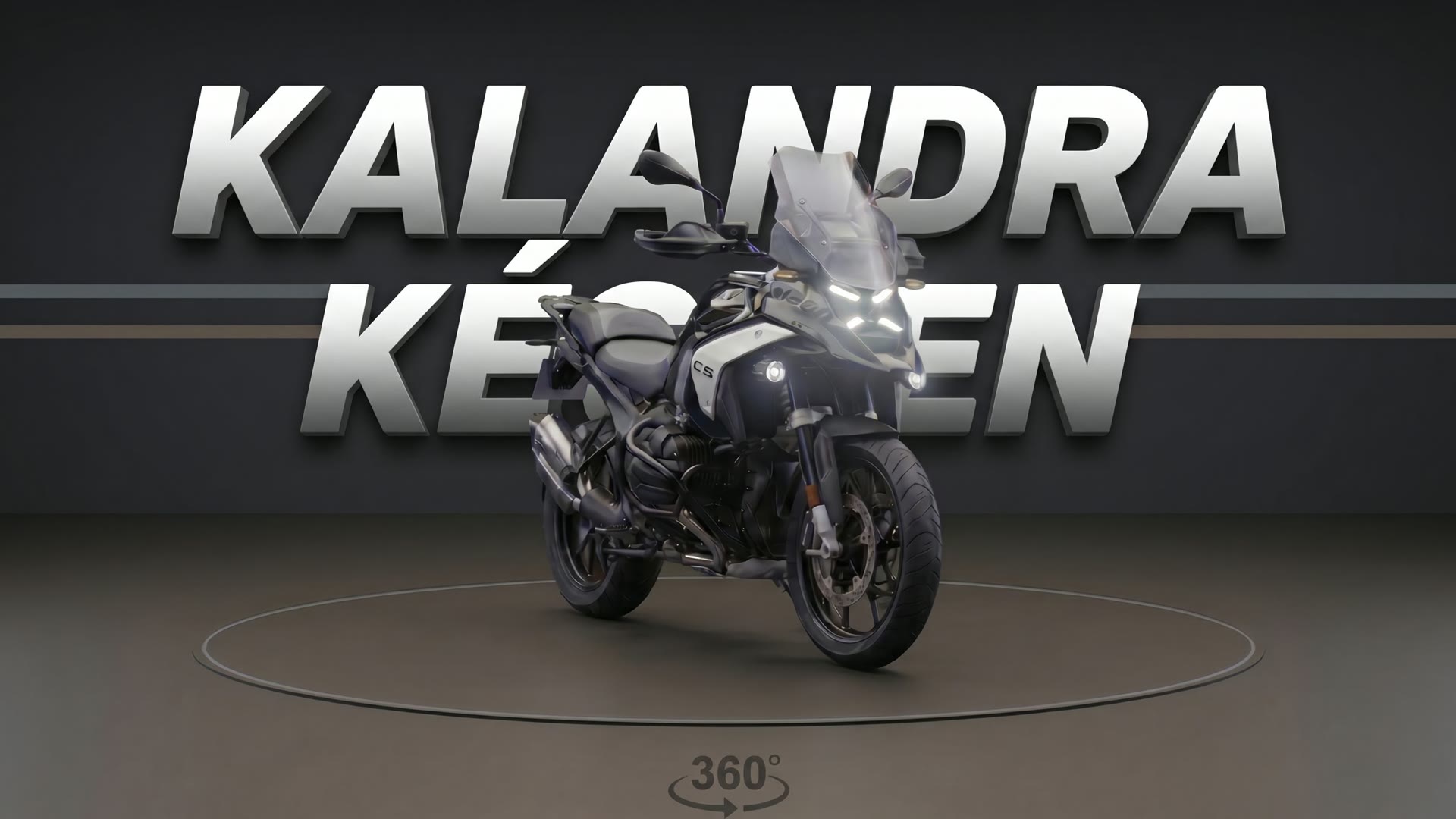 BMW R 1300 GS 360 fokban forog egy sötét stúdió dobogóján, mögötte óriás KALANDRA KÉSZEN felirat